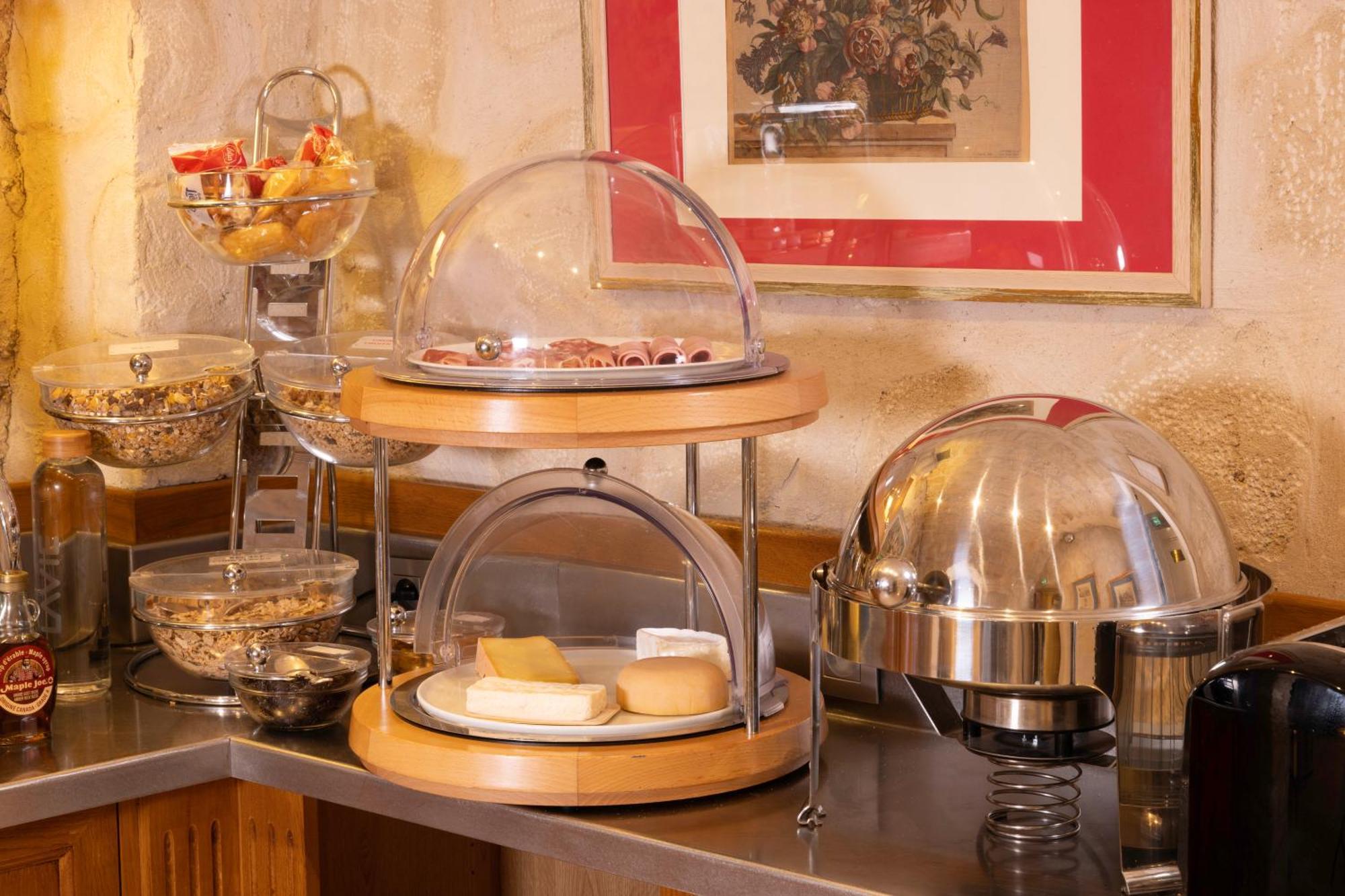 Hotel Le Relais Des Halles 4*